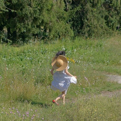 小清新户外游玩的绿色系女生头像 白色连衣裙背影头像(图9)