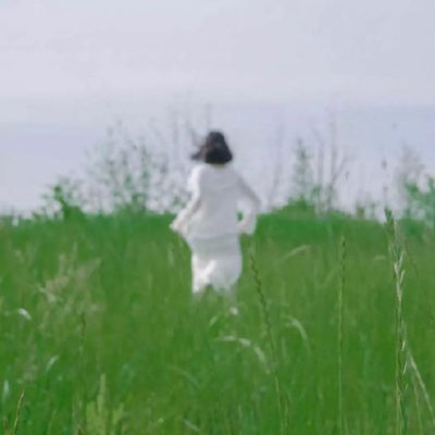 小清新户外游玩的绿色系女生头像 白色连衣裙背影头像(图14)